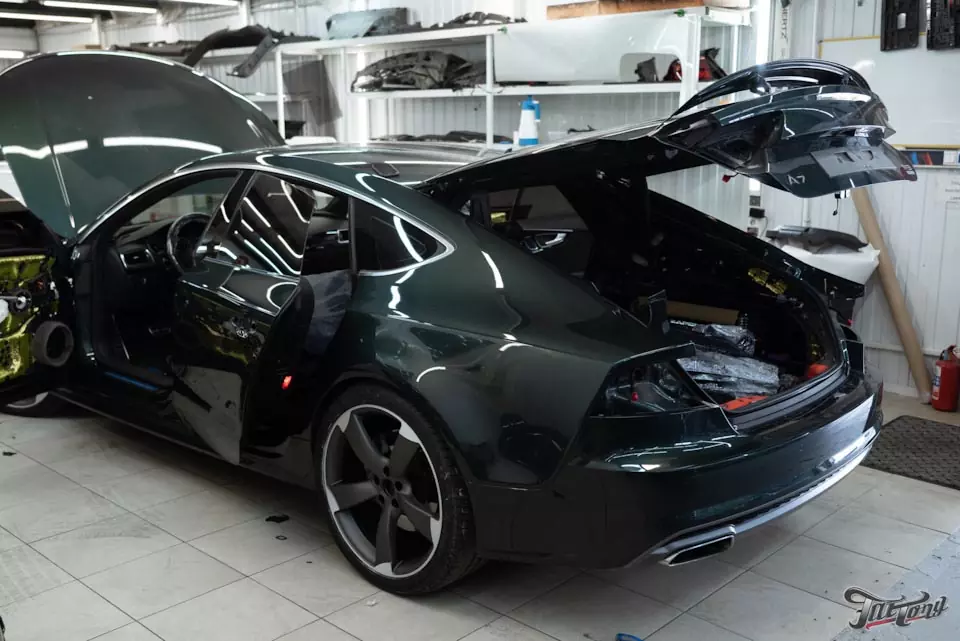 Audi A7. Разработка дизайна, печать, матовая ламинация и оклейка кузова (винилография). Установка зелёных ремней безопасноти.